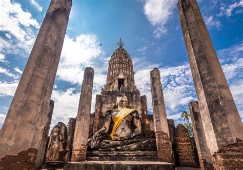  ภาพจิตรกรรมฝาผนังวัดพระศรีรัตนมหาธาตุ กรุงศรีอยุธยา:  ความงดงามอันโอ่อ่าของศิลปะแบบเขมร!